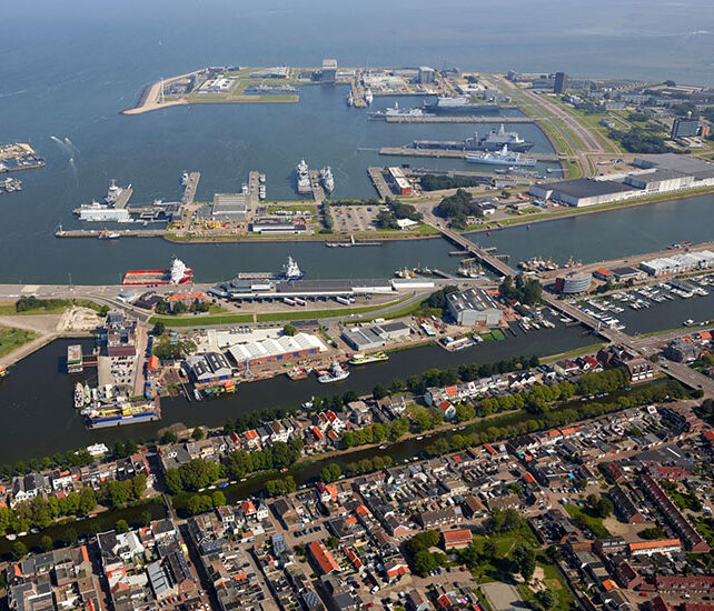 Luchtfoto van Den Helder havengebied