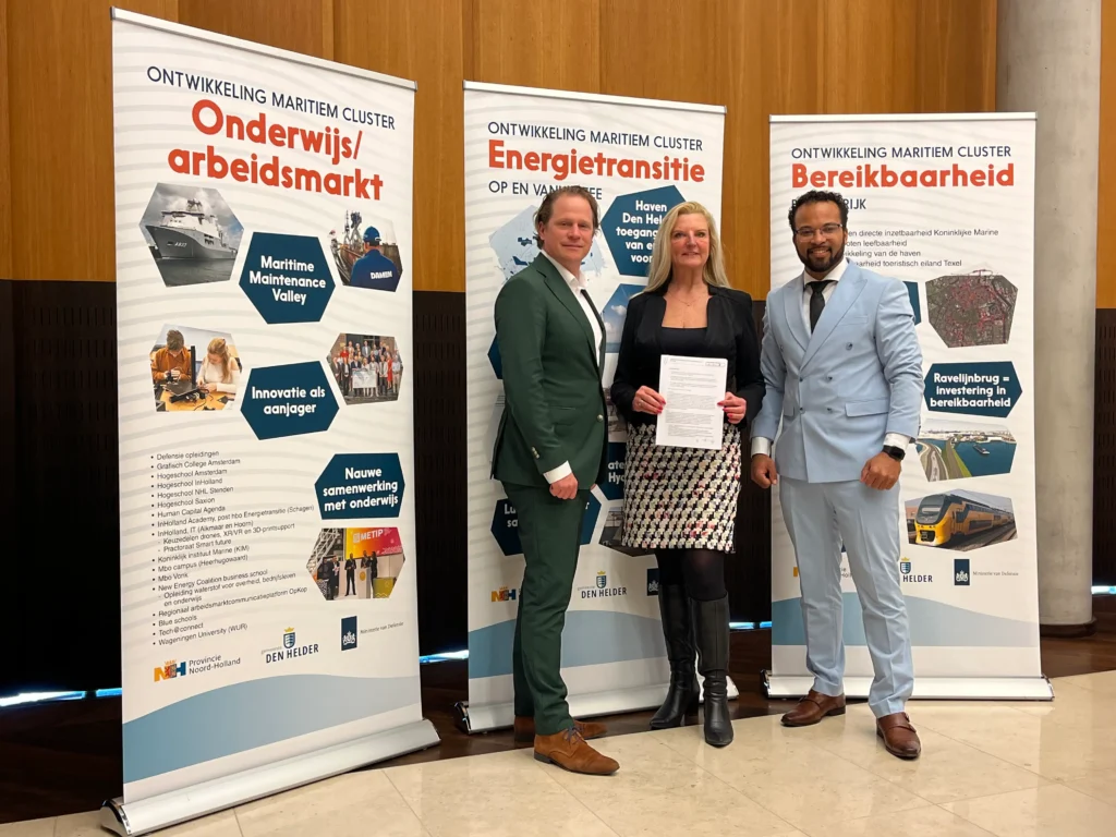 Gijs Tuinman, Esther Rommel en Fotigui Camara met banners